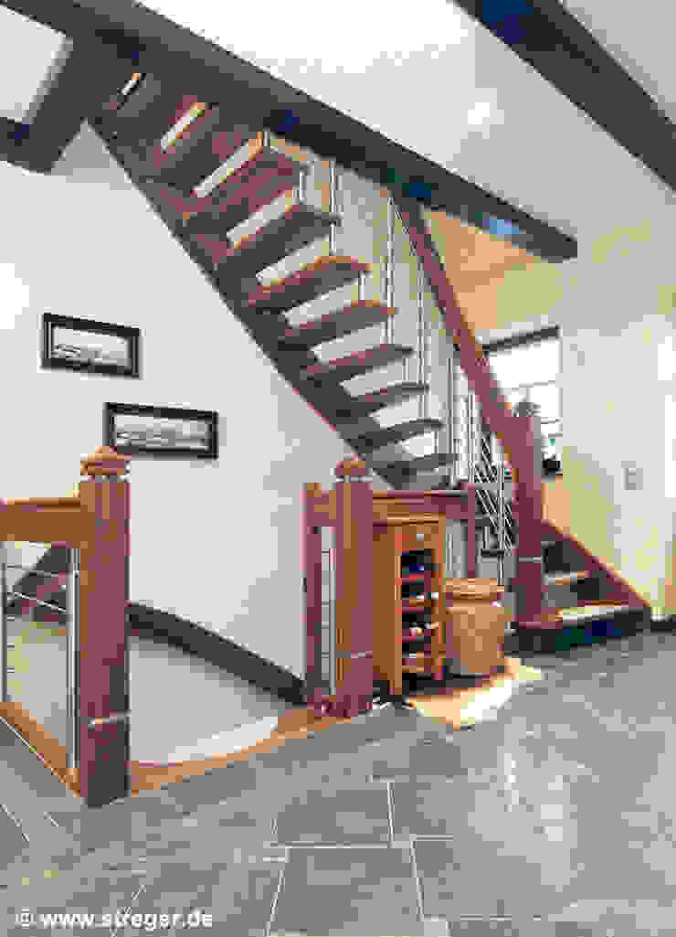 Tragbolzentreppe: Ein Traum aus Nussbaum von STREGER Massivholztreppen