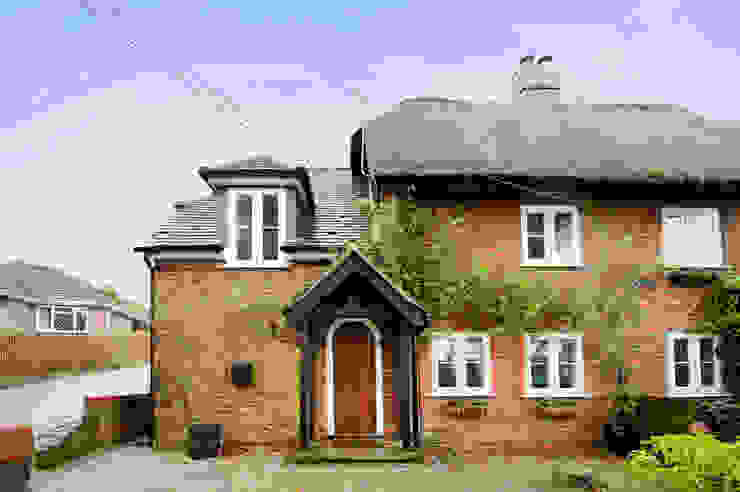 Thatch Cottage with Storm Evolution homify Rustikale Fenster & Türen