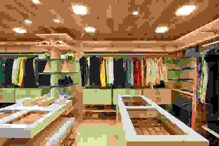 Arquitetura Residencial | Casa de luxo na Barra da Tijuca Leila Dionizios Arquitetura e Luminotécnica Closets