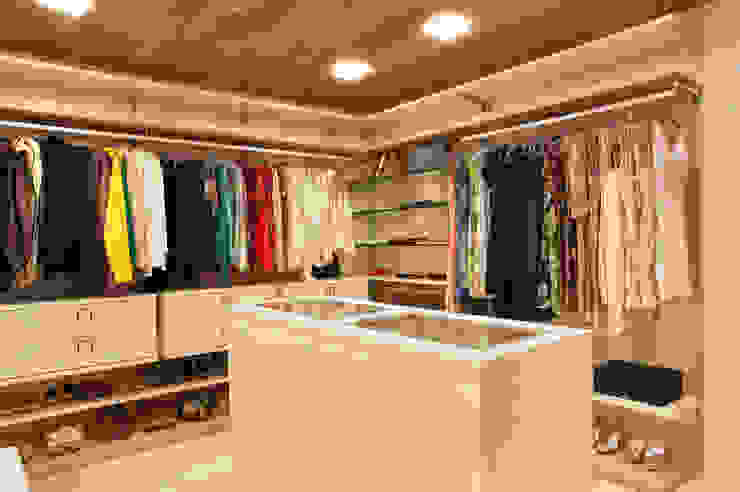 Arquitetura Residencial | Casa de luxo na Barra da Tijuca Leila Dionizios Arquitetura e Luminotécnica Closets