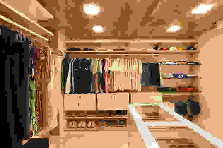 Arquitetura Residencial | Casa de luxo na Barra da Tijuca Leila Dionizios Arquitetura e Luminotécnica Closets