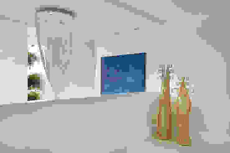 Arquitetura Residencial | Casa de luxo na Barra da Tijuca Leila Dionizios Arquitetura e Luminotécnica Corredores, halls e escadas modernos