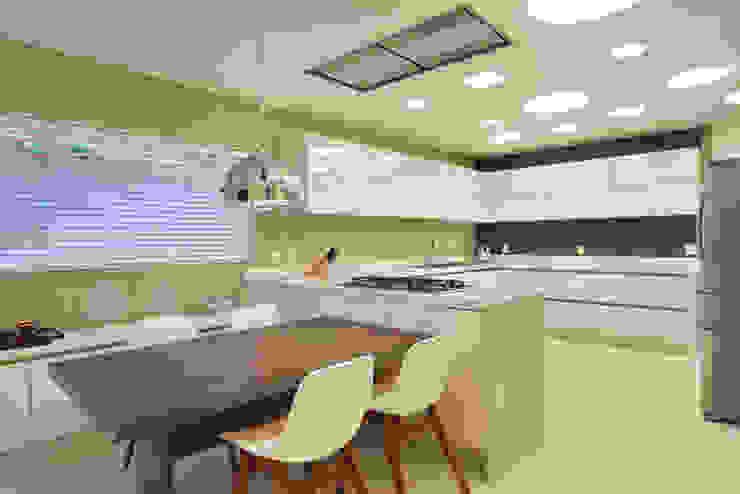 Arquitetura Residencial | Casa de luxo na Barra da Tijuca Leila Dionizios Arquitetura e Luminotécnica Cozinhas modernas