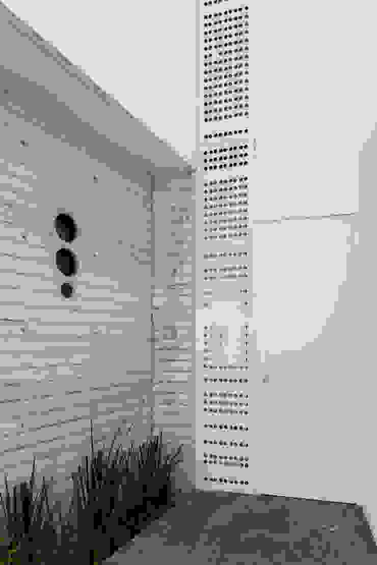 Ten House, Taller ADC Architecture Office Taller ADC Architecture Office Minimal style window and door