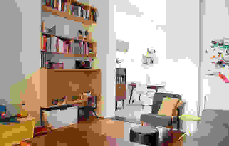 woonkamer met speelbox en zicht op eetruimte Moderne woonkamers van studio k Modern