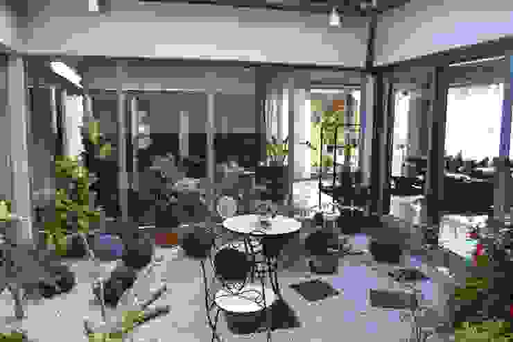 Dom z wewnętrznym PATIO, Autorskie Studio Projektu QUBATURA Autorskie Studio Projektu QUBATURA Modern conservatory