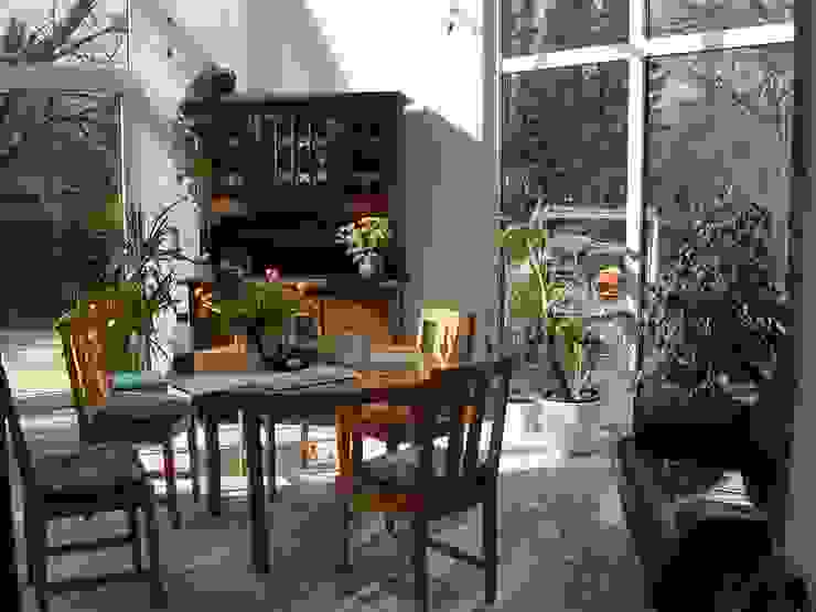 Anbau eines Wintergartens an ein Einfamiliehaus mit energetischer Gebäudesanierung, Architekt R-M Birkner Architekt R-M Birkner Wintergarten im Landhausstil Anlage,Tisch,Möbel,Blume,Sessel,Blumentopf,Zimmerpflanze,Innenarchitektur,Holz,Gartenmöbel