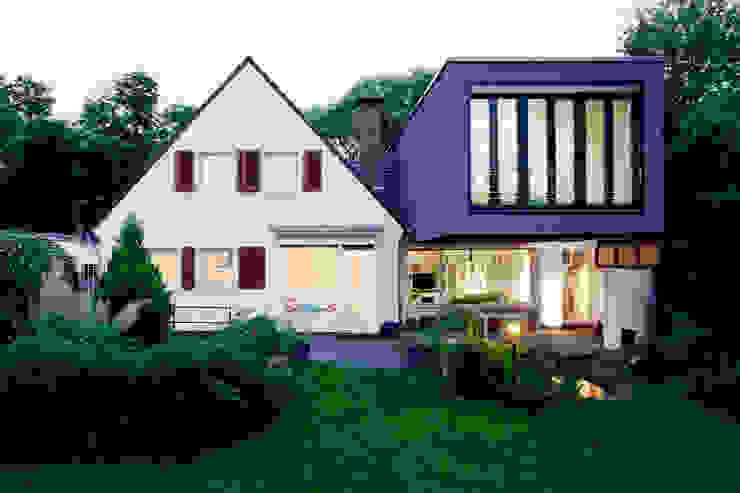 Erweiterung eines Einfamilienhauses in Ratingen, Oliver Keuper Architekt BDA Oliver Keuper Architekt BDA Moderne Häuser Anlage,Gebäude,Eigentum,Fenster,Himmel,Baum,Leuchte,Haus,Gras,Grundstück