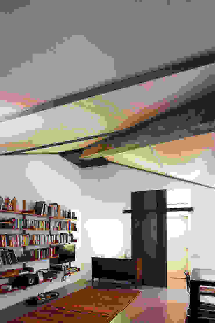 Piccolo loft, SARA DALLA SERRA ARCHITETTO SARA DALLA SERRA ARCHITETTO Industriale Wohnzimmer