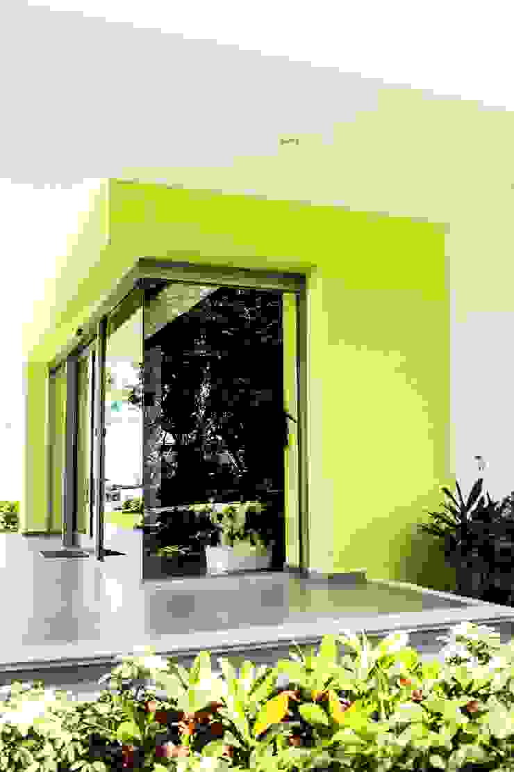 ARKOT arquitectura + construcción 모던스타일 창문 & 문