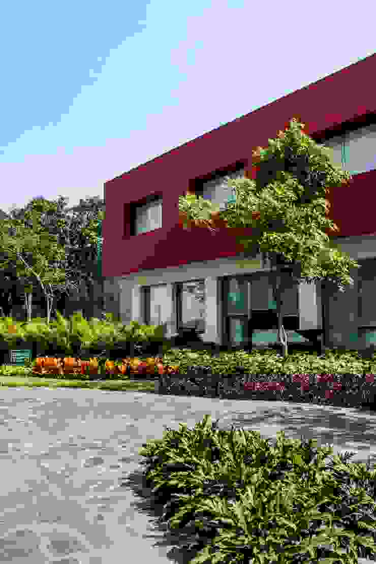 ARKOT arquitectura + construcción 모던스타일 주택