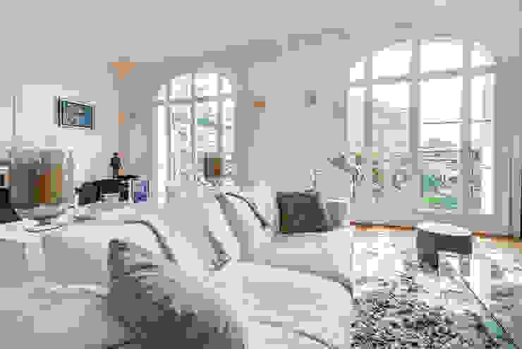 Salas de estar modernas por ATELIER FB Moderno