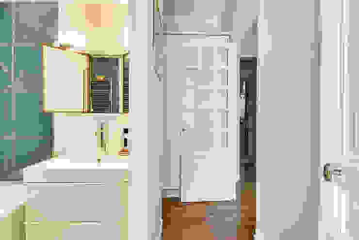 Corredores, halls e escadas modernos por ATELIER FB Moderno