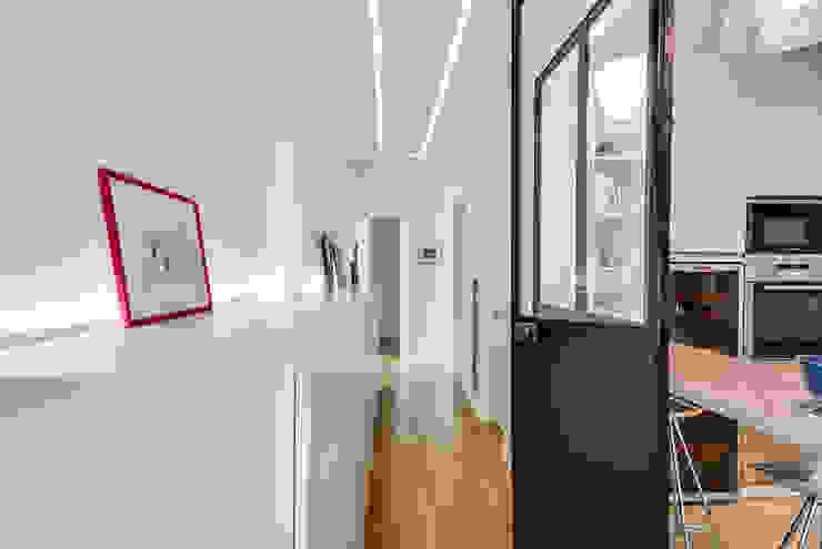 Corredores, halls e escadas modernos por ATELIER FB Moderno