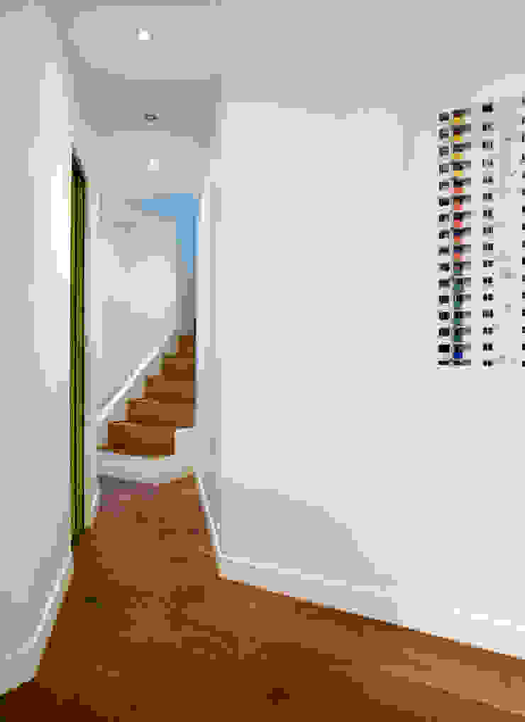 ATELIER FB Modern corridor, hallway & stairs