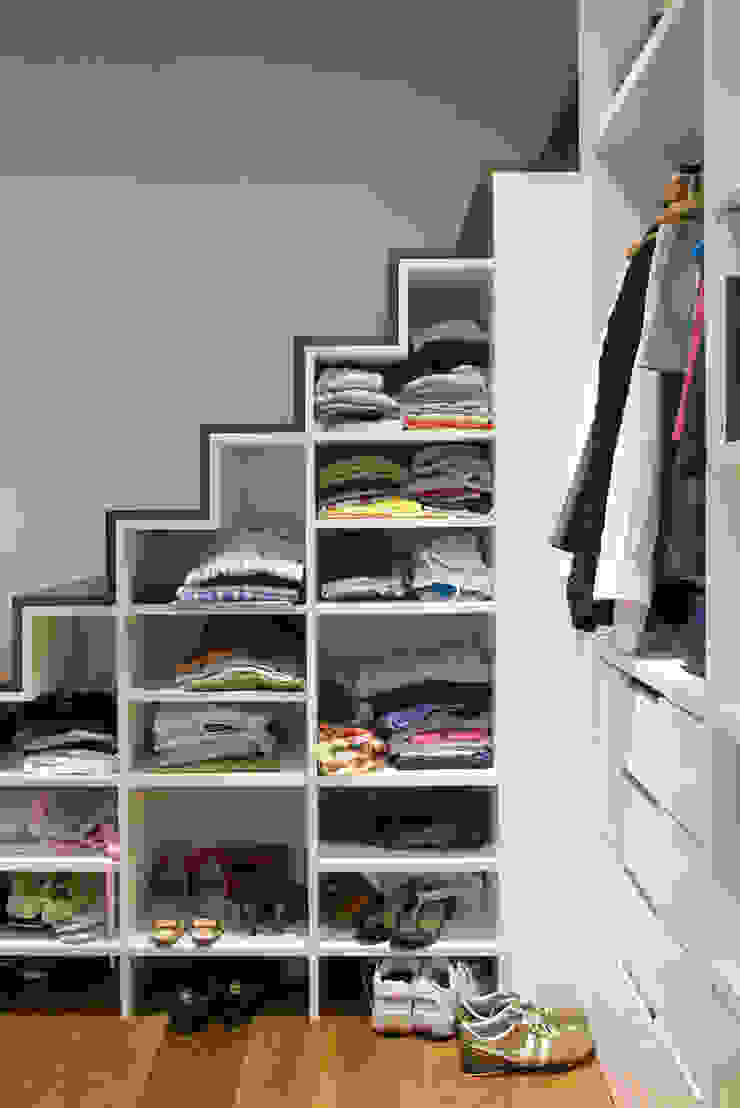 ATELIER FB Modern corridor, hallway & stairs