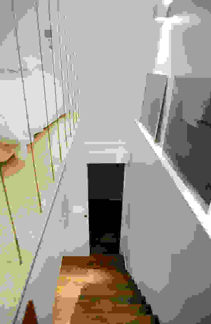 ATELIER FB Modern corridor, hallway & stairs