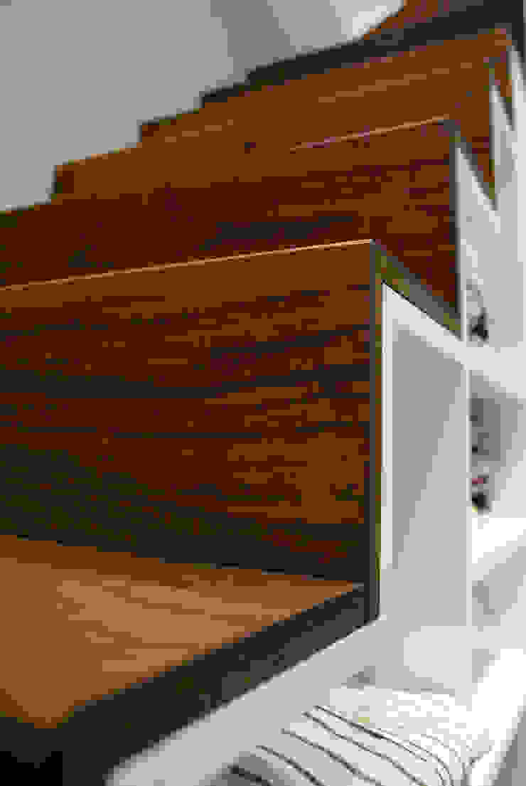 ATELIER FB Modern corridor, hallway & stairs