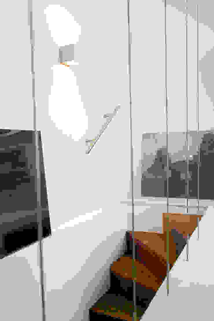 ATELIER FB Modern corridor, hallway & stairs