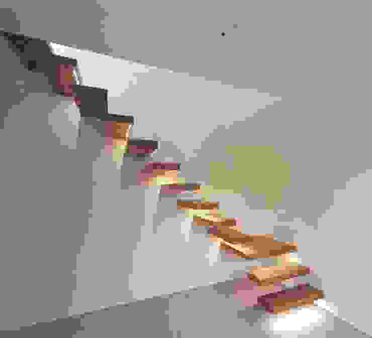Kragarmtreppe mit LED-Strips Aufleiter & Roy GmbH Minimalistischer Flur, Diele & Treppenhaus