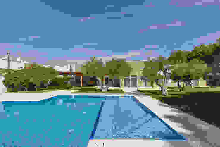 VILLA D. TORRE A MARE BARI Studio Bugna Piscina moderna