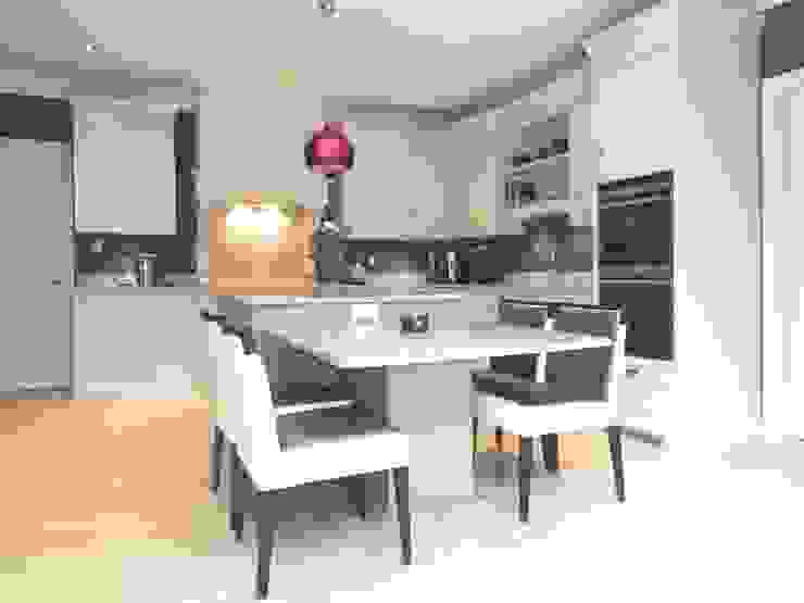 Kitchens made in Harrogate by Inglish Design INGLISH DESIGN Classic style kitchen Cabinets & shelves