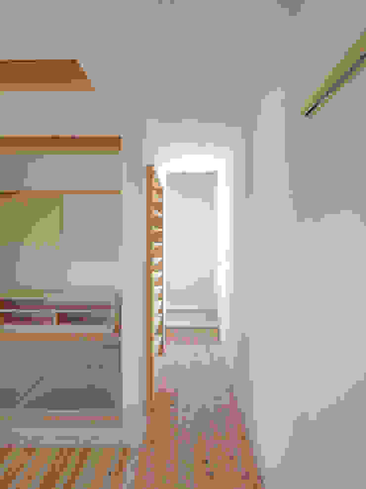 篠田 望デザイン一級建築士事務所 Corridor, hallway & stairsDrawers & shelves