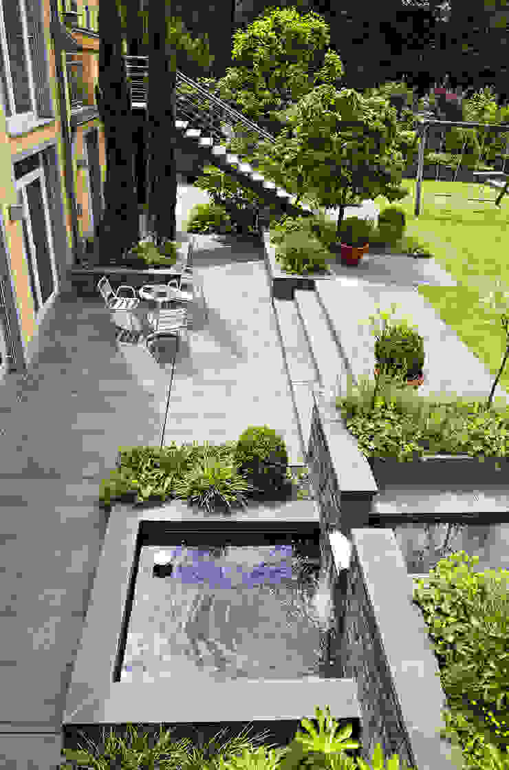 Blick auf die Terrasse vor Gartenebene Planungsbüro Garten und Freiraum