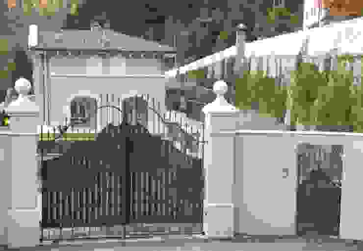 Ingresso della villa: cancello carrabile e cancello pedonale con elementi decorativi per le colonne Garden House Lazzerini Garage/Rimessa in stile classico Ferro / Acciaio Beige