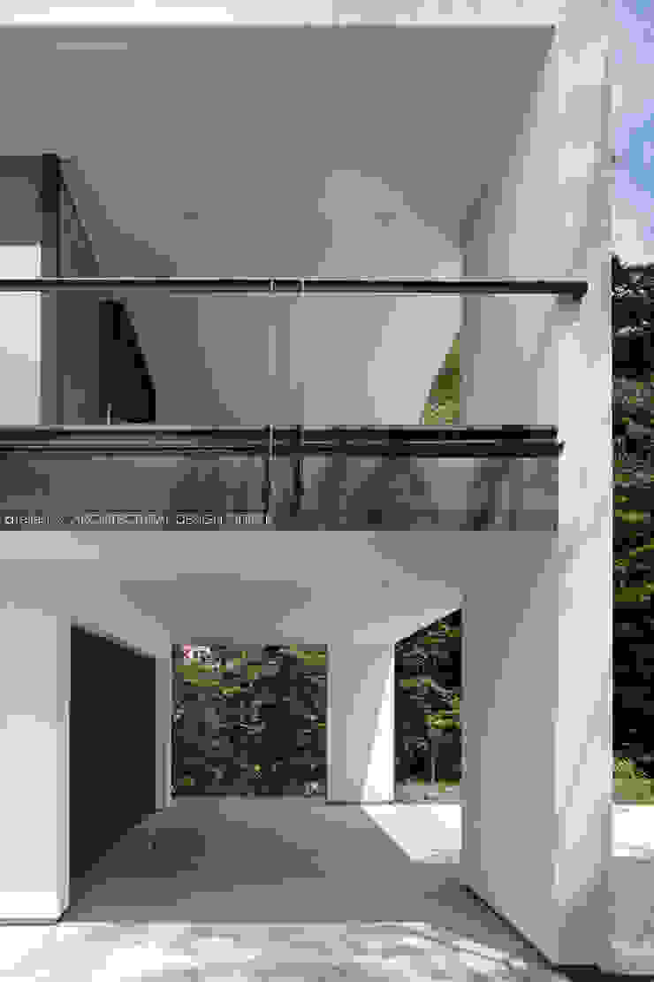 ポーチ～035カルイザワハウス atelier137 ARCHITECTURAL DESIGN OFFICE モダンデザインの ガレージ・物置 白色 ポーチ,ガレージ