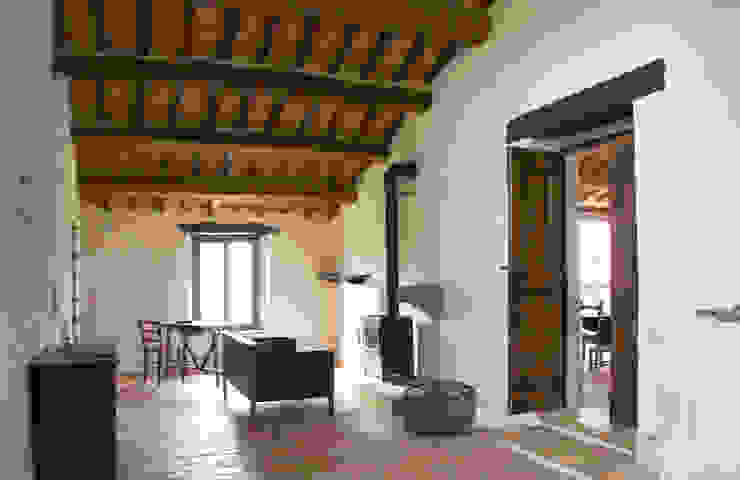Blick aus einem Schlafzimmer in den Wohnbereich v. Bismarck Architekt Mediterrane Schlafzimmer