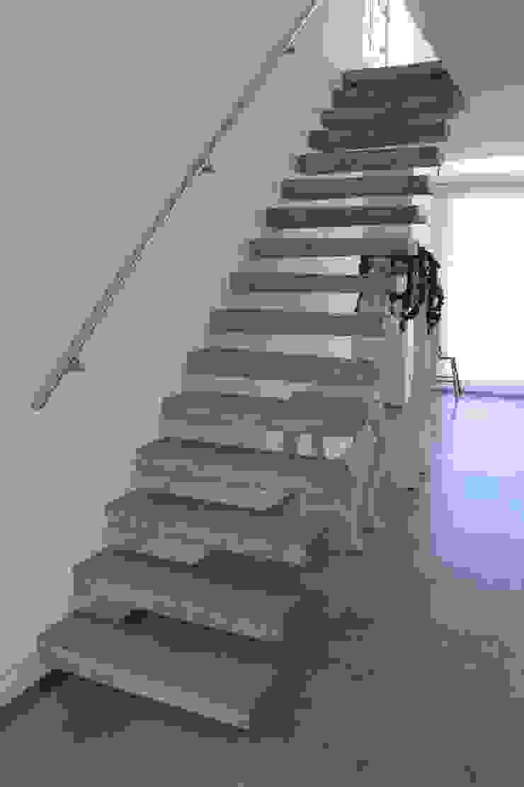 por Allstairs Trappenshowroom Moderno