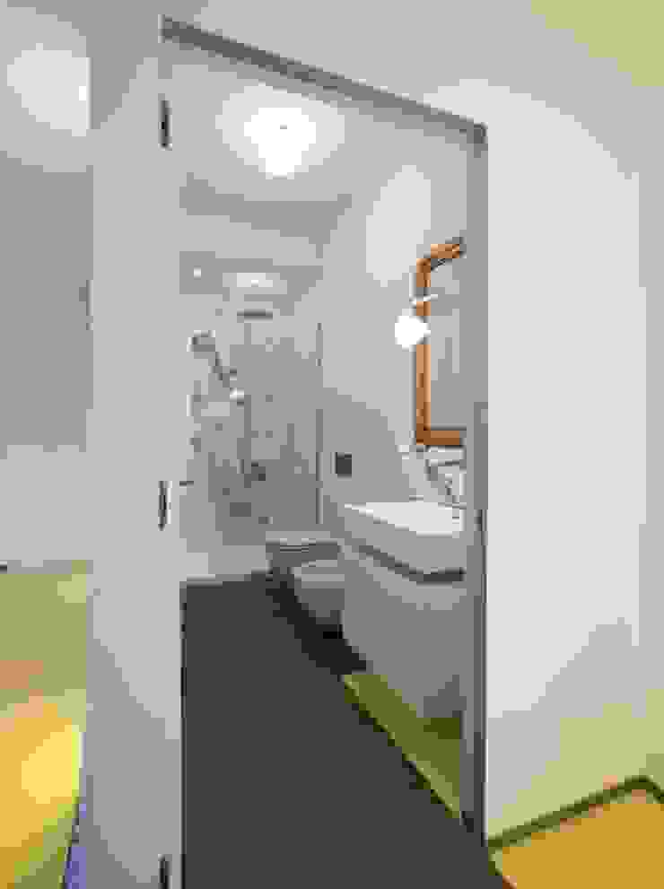 CASA SUL LITORALE [2015], na3 - studio di architettura na3 - studio di architettura Modern Bathroom