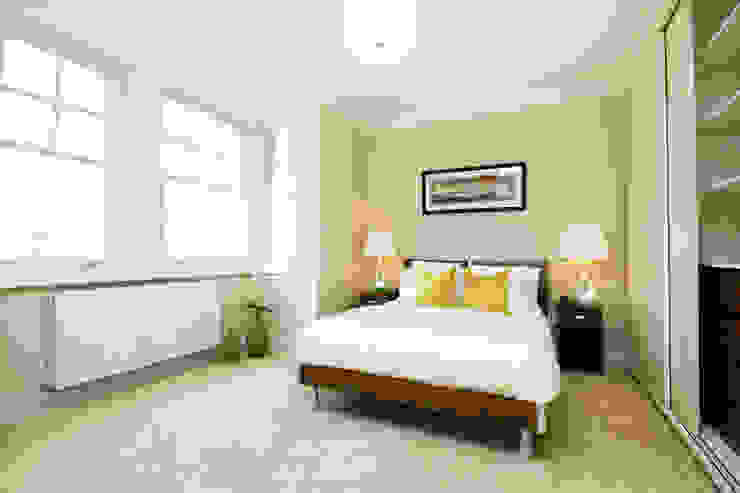 Bring in the lights : Bedroom 02 Camera da letto moderna di In:Style Direct Moderno