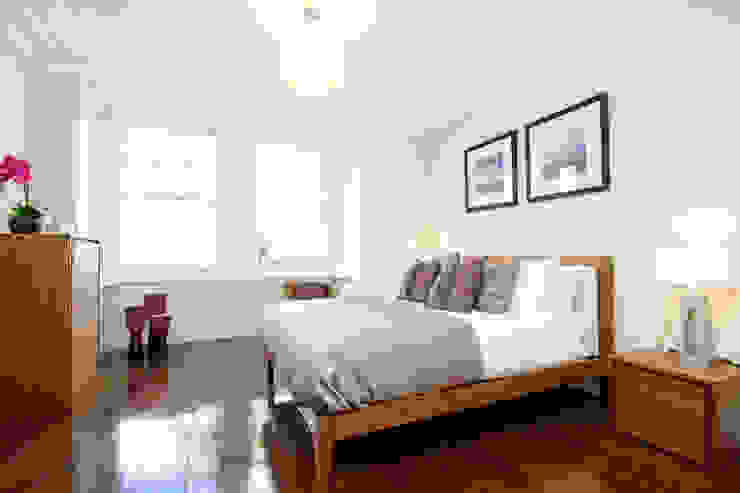 Right colours , accesories and furniture layout can make a room look spacious Camera da letto moderna di In:Style Direct Moderno