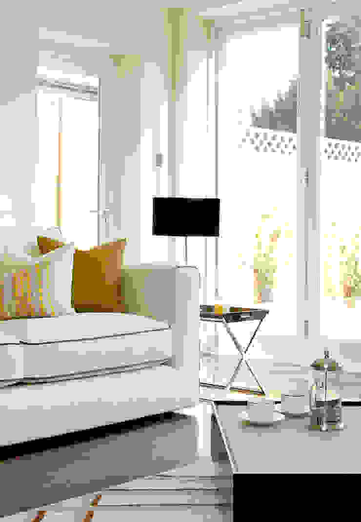 The neon bright colours perfectly reflect the bright sunny light Soggiorno moderno di In:Style Direct Moderno