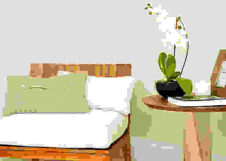 Add a hint of floral rush Ingresso, Corridoio & Scale in stile moderno di In:Style Direct Moderno