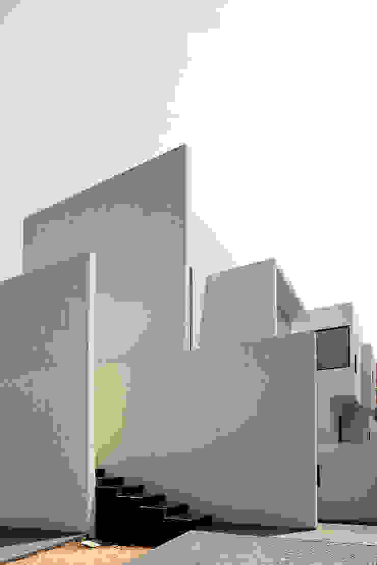 CASA AR, Lucio Muniain et al Lucio Muniain et al Minimalist houses