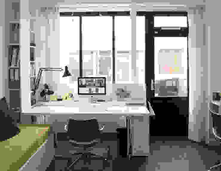 bureau devant la vitrine Studio Pan Bureau moderne Tableau,Meubles,L&#39;ordinateur,Ordinateur personnel,Bureau d&#39;ordinateur,Chaise de bureau,Fenêtre,Bureau,Bureau,Immeuble