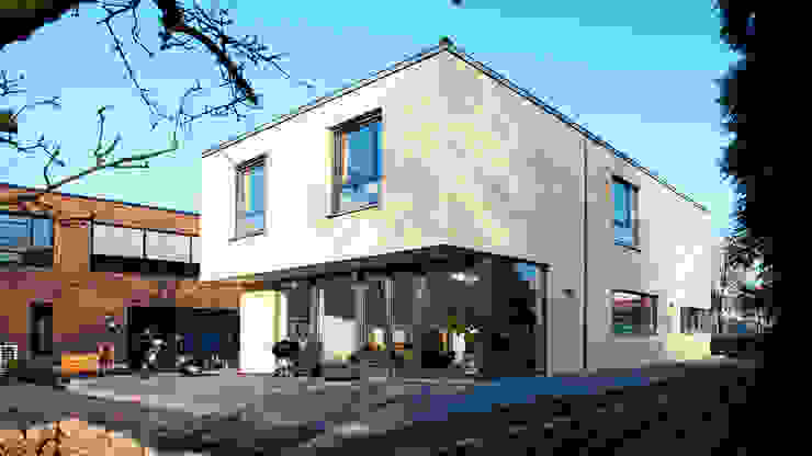 Außenansicht w+p architekten Moderne Häuser Himmel,Tageszeit,Eigentum,Fenster,Gebäude,Pflanze,Leuchte,Baum,Urban design,Materialeigenschaft