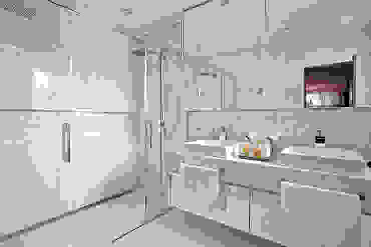 Residência Lago Telmo, Gláucia Britto Gláucia Britto Modern bathroom