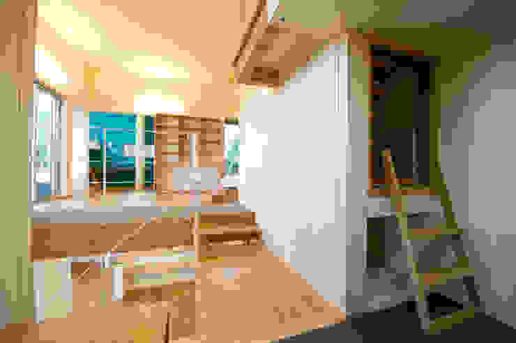 細かい段差で生まれた多様なスペース 自分の居場所を楽しむ家族の住まい Homify