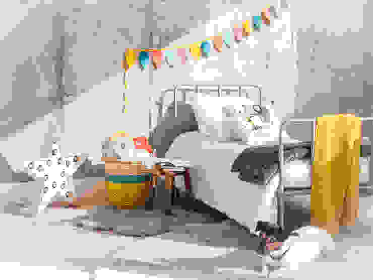 Decora el dormitorio de tus niños con nuestras alfombras y cojines y camas BEL AND SOPH Dormitorios infantiles de estilo clásico Propiedad,Perro,Muebles,blanco,Edificio,Ventana,Mesa,Comodidad,Encendiendo,casa