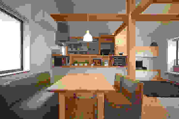 ダイニングソファでのんびり楽しむ食卓 Homify ダイニングソファでのんびり楽しむ食卓 Homify