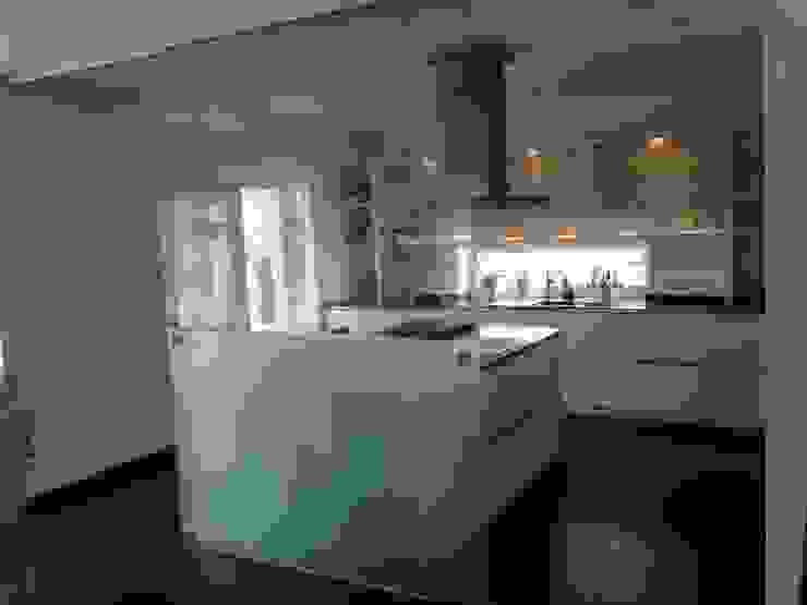 Weiß Hochglanz Grifflose Küche in Lack / Oberschränke Milchglas innen und unterbeleuchtung Küchen und Hausgeräte Ellermann Moderne Küchen