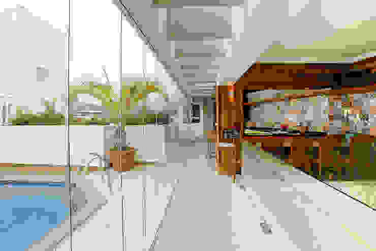 Varandas, marquises e terraços tropicais por Mayra Lopes Arquitetura | Interiores Tropical