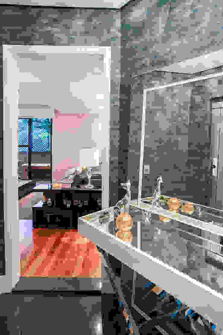 Amanda Pinheiro Design de interiores Modern corridor, hallway & stairs