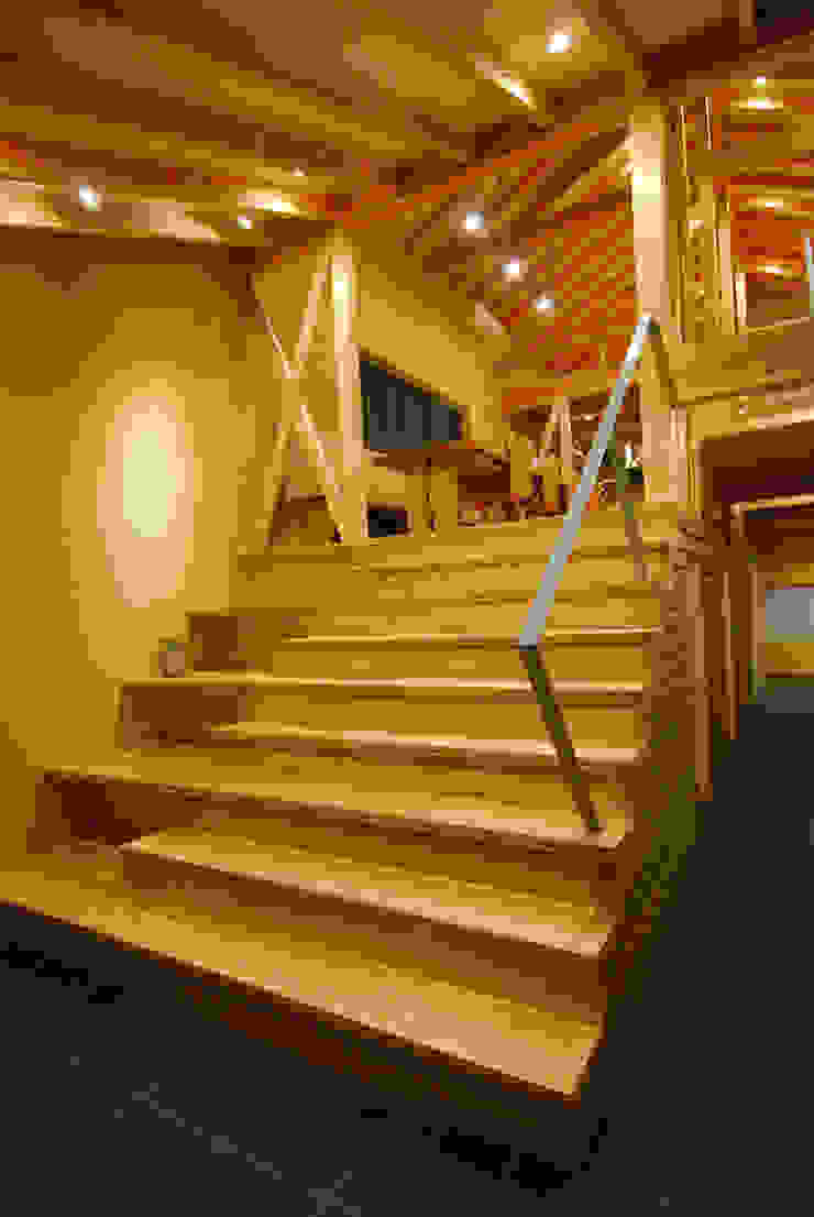 Corredores, halls e escadas campestres por 豊田空間デザイン室 一級建築士事務所 Campestre Madeira Acabamento em madeira