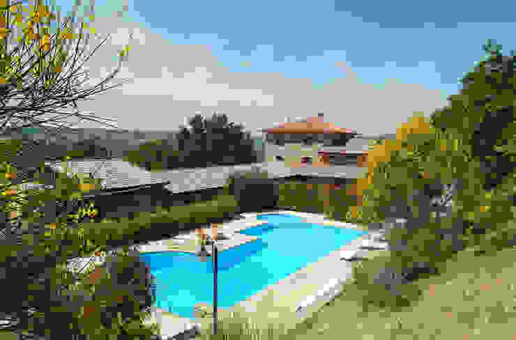 vista della piscina esterna Studio di Bioarchitettura Brozzetti Adriano Piscina in stile rurale
