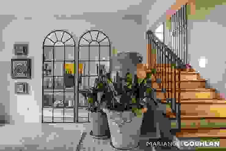 Vestíbulo MARIANGEL COGHLAN Pasillos, vestíbulos y escaleras de estilo moderno